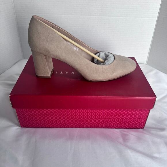 ✨Kelly & Katie Comfort Womens Pumps 8M Light Taupe Microsuede Block Heel NWT - Picture 1 of 5